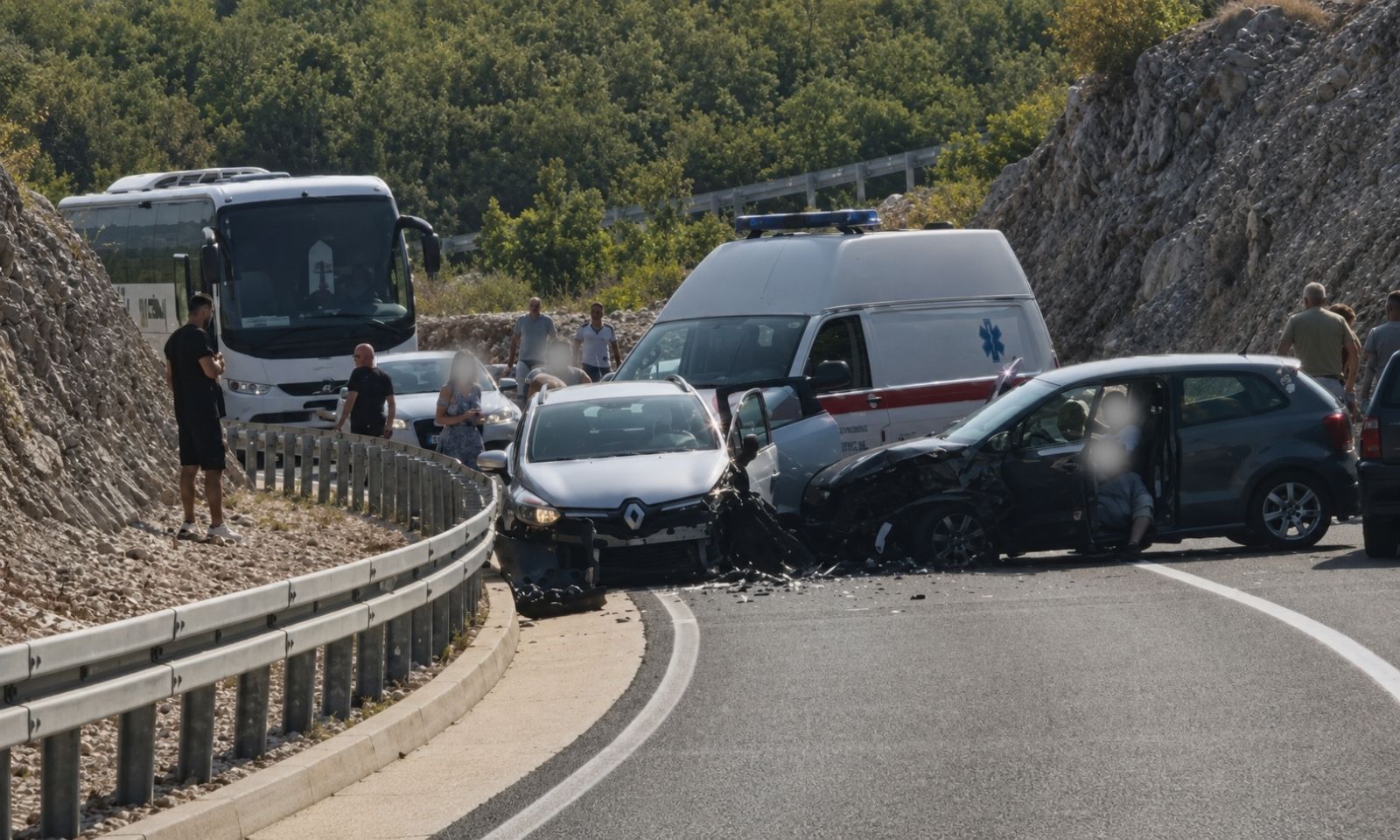 Teška nesreća na putu Stolac – Neum: Više osoba povrijeđeno, saobraćaj potpuno obustavljen