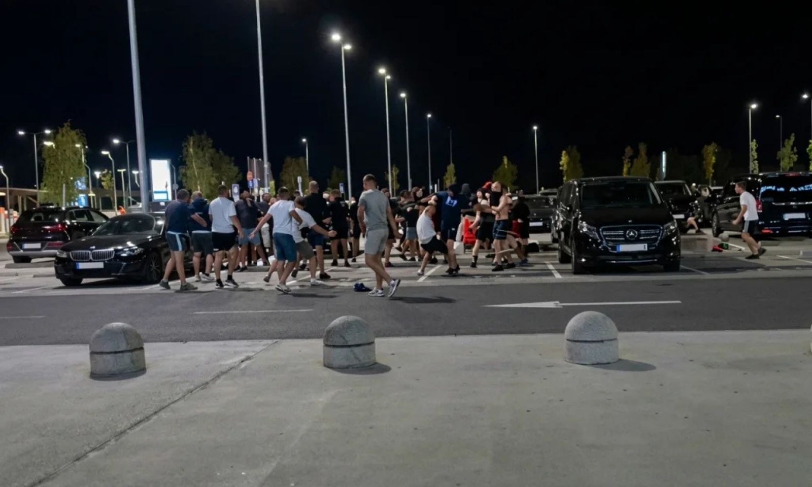 Masovna tuča Torcide i Bed Blu Bojsa na aerodromu: U sukobu učestvovalo oko 50 navijača VIDEO