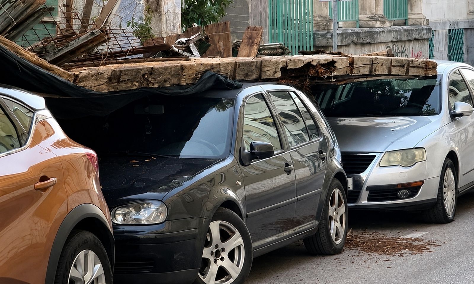 Istorijska kuća obrušila se u Mostaru: Automobili ostali zarobljeni pod ruševinama