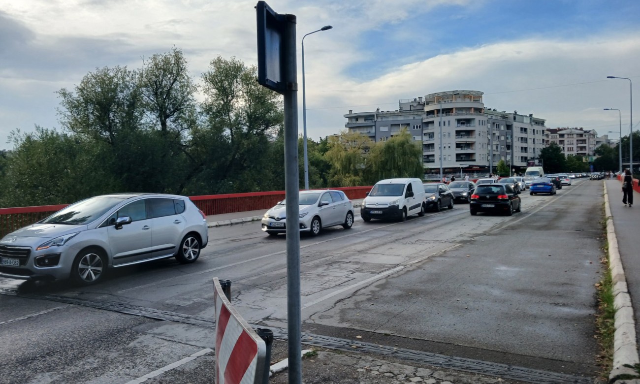 Saobraćaj usporen: Pokvareni automobil paralisao Venecija most FOTO