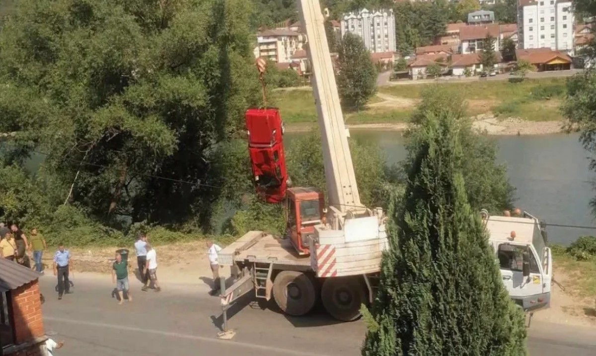 Automobil završio u Drini: Službeno vozilo Civilne zaštite izvučeno iz vode FOTO