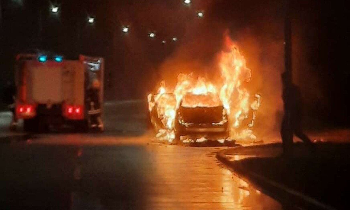 Vatrena stihija: Vatrogasci gasili vatru na Audiju, Mercedesu i dvije Škode