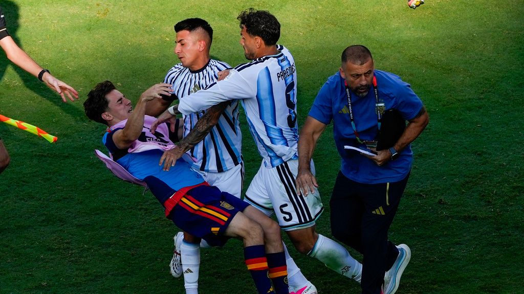 Najgore prošao Paredes: FIFA izrekla rigorozne kazne Argentincima zbog skandala na SP