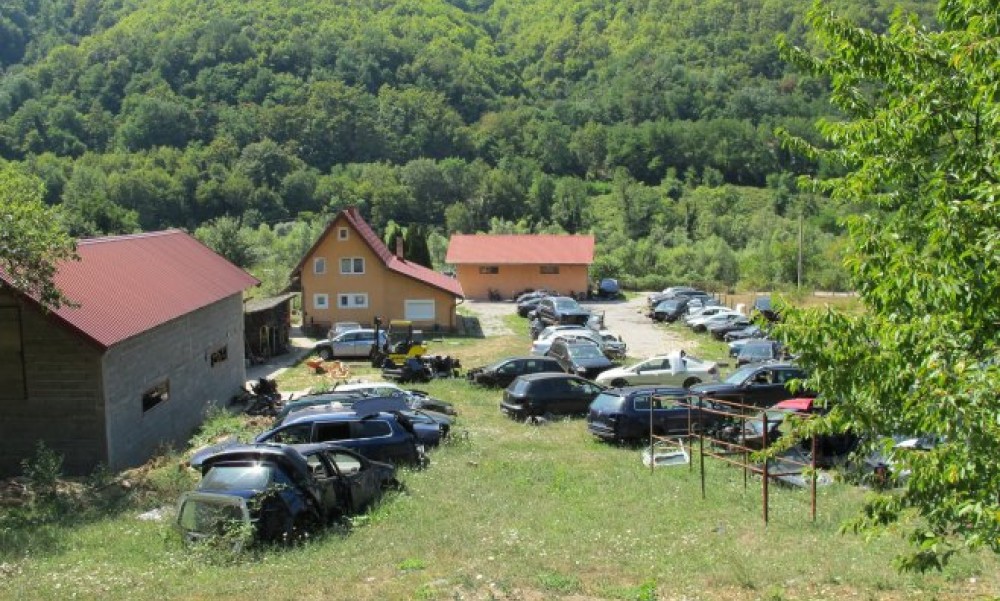 Velika akcija Granične policije: U Foči zaplijenjeno 11 vozila iz Velike Britanije, uhapšen krijumčar