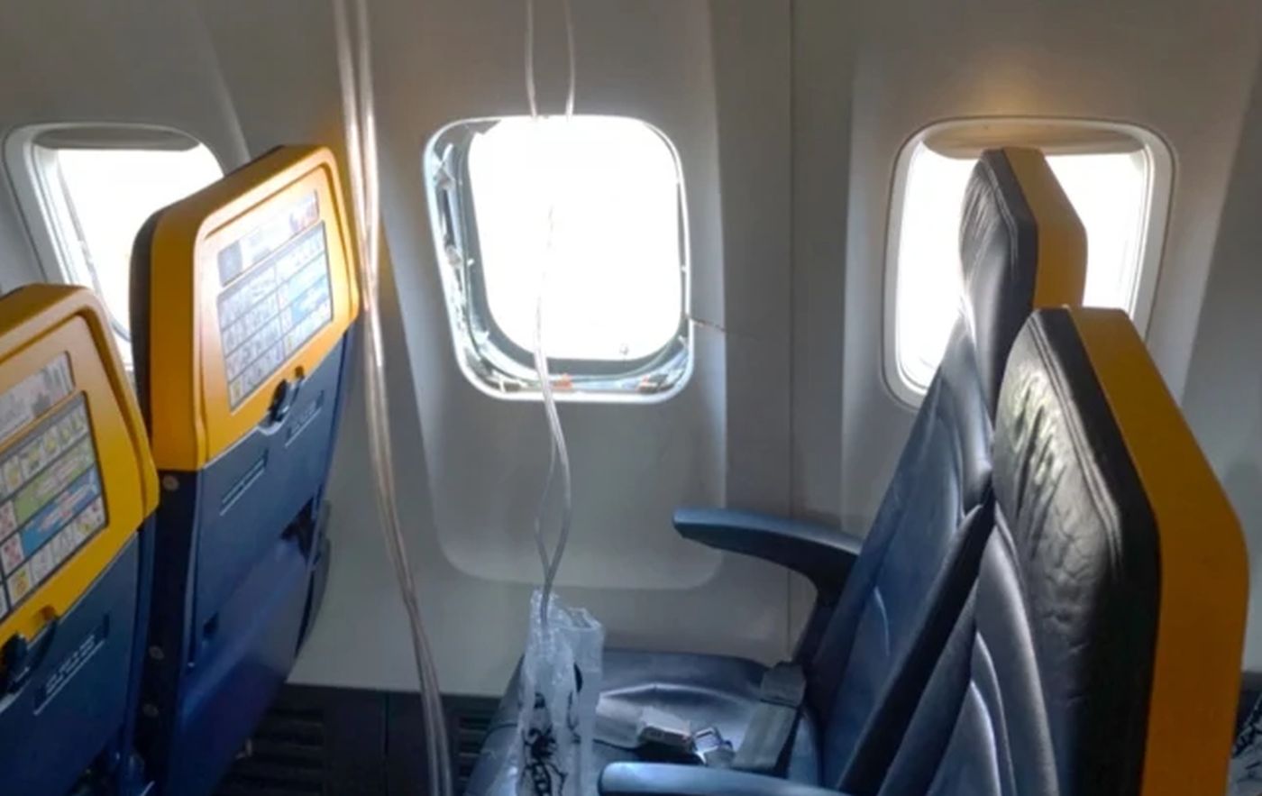 Dijelovi avionskog motora razbili su prozor aviona Rajanera kroz koji umalo nije ispao putnik iz Srbije