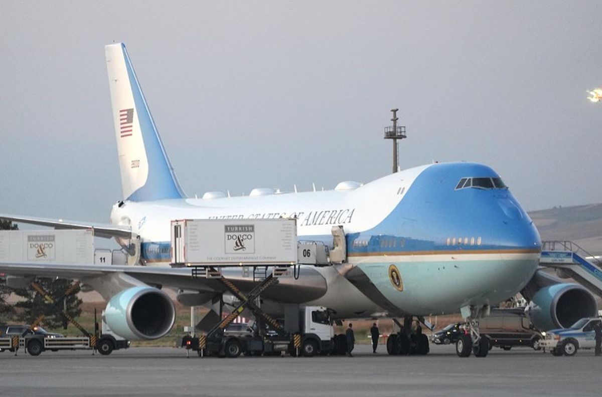 Trampov bijeg iz Turske zbog iranske prijetnje: Kamionom za ketering prebačen u drugi avion FOTO