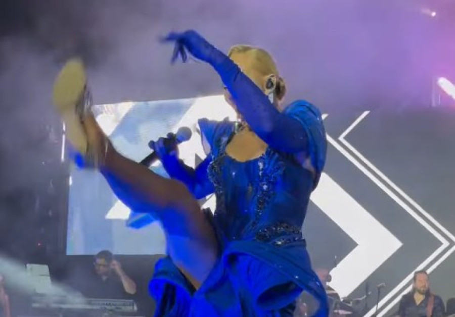Lepa Brena pala na bini u Budvi, a reakcija prema djevojci koja joj je pritekla u pomoć razbjesnila javnost VIDEO