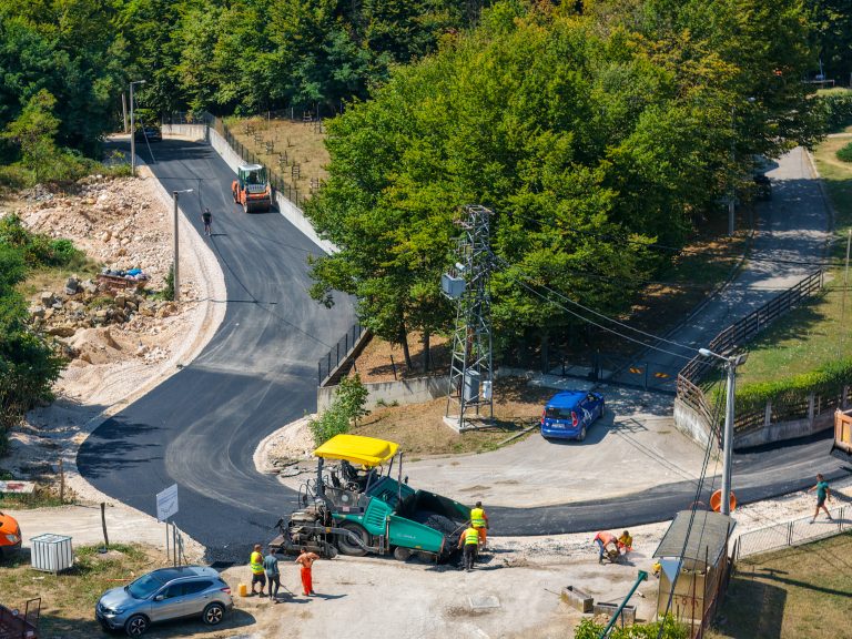 Stanivuković na terenu: Počelo asfaltiranje lokalnog puta u naselju Čokorska polja