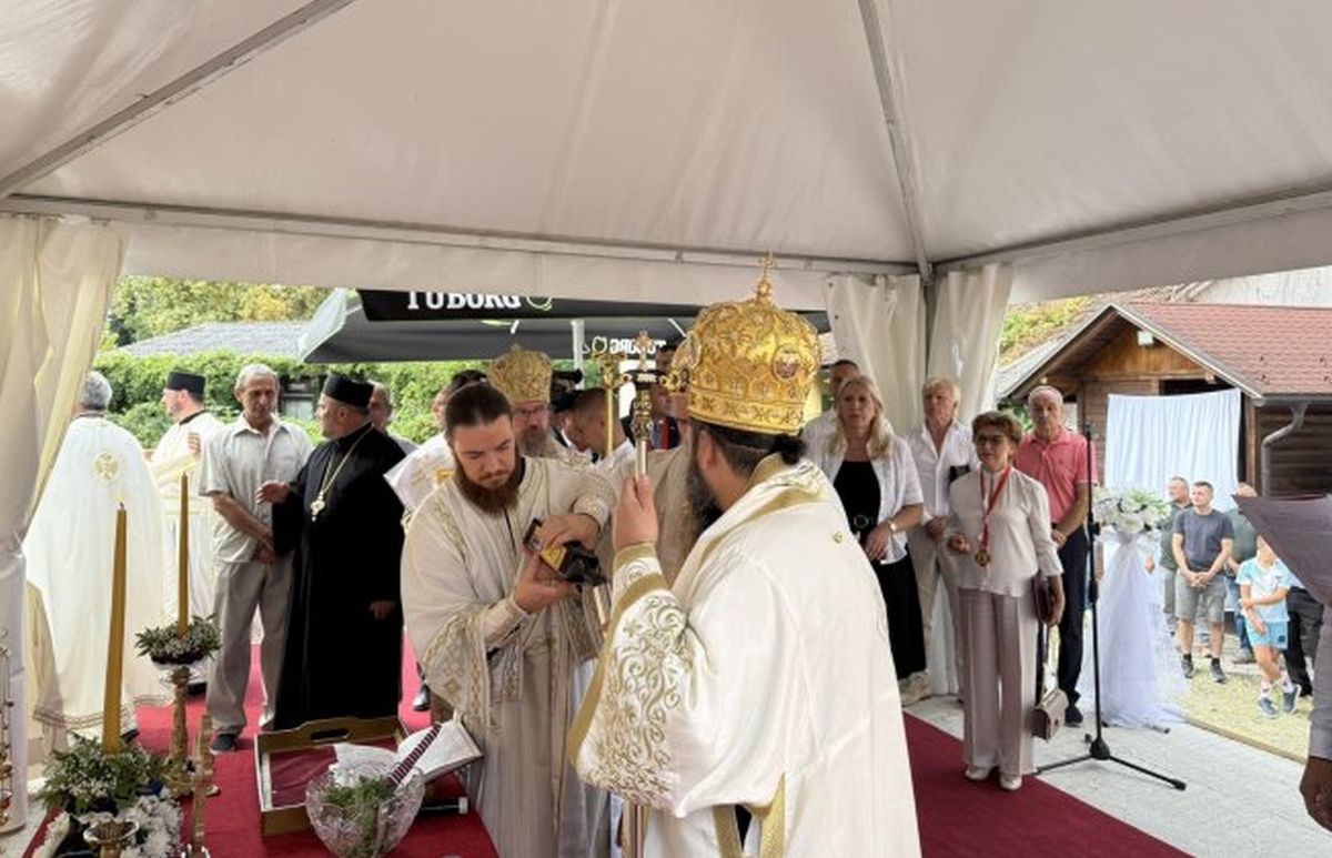 Cvijanovićeva u Tesliću na Svetoj liturgiji: Danas osveštanje temelja parohijskog doma