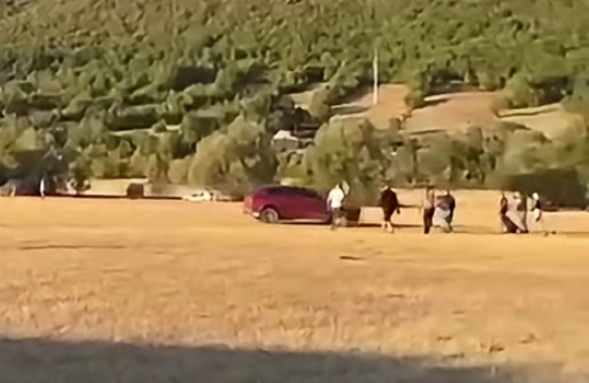 Haos na konjičkim trkama kod Bileće: Automobilom pokosio publiku, pa pobjegao UZNEMIRUJUĆI VIDEO
