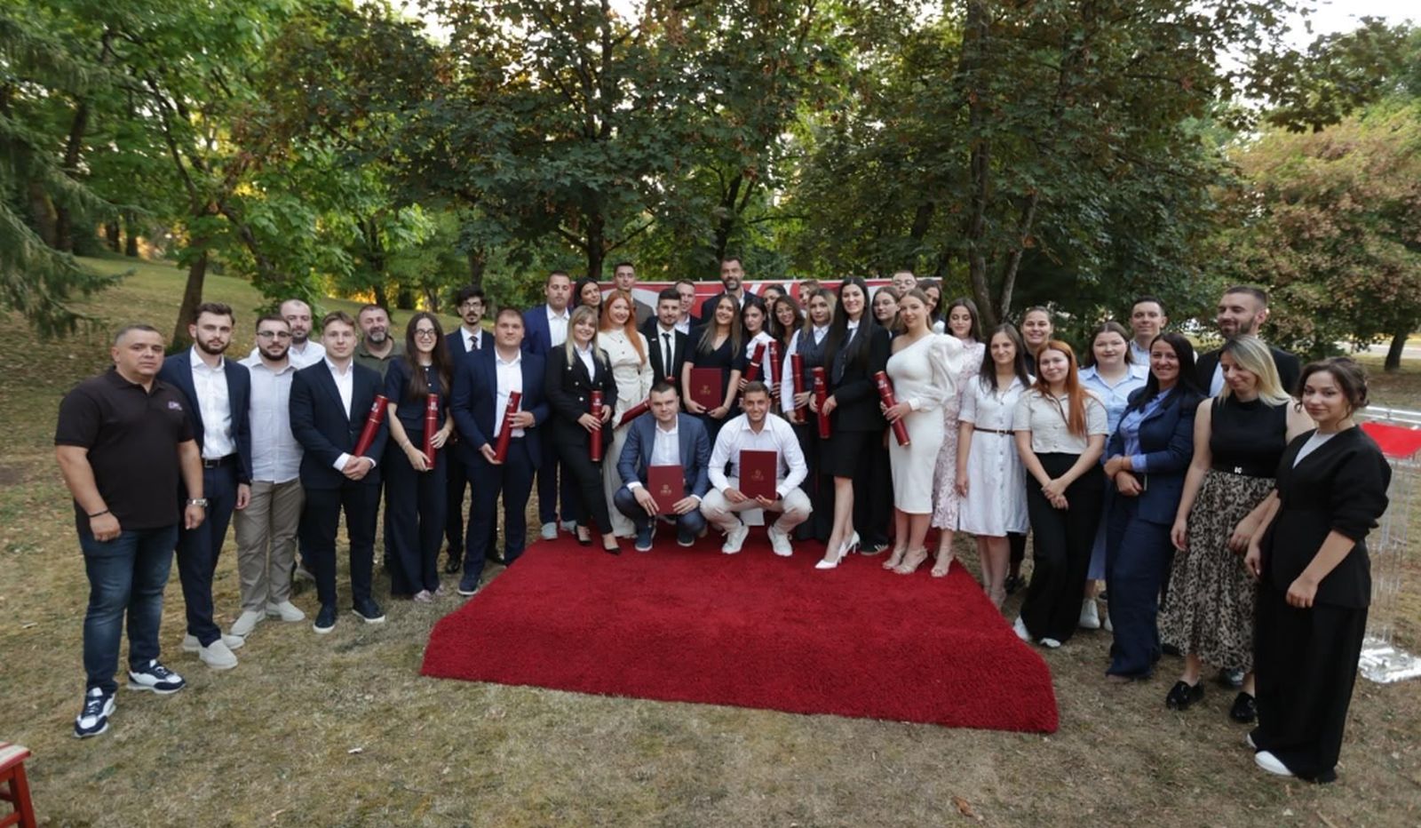 Igor Dodik uručio diplome šestoj generaciji Škole novih lidera SNSD-a: „Za Srpsku se najviše borimo znanjem i čašću“ FOTO