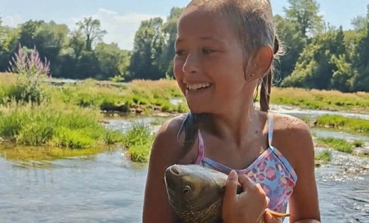 Djevojčica iz Novog Grada uhvatila ribu golim rukama: Sugrađani redom čestitaju Nini FOTO