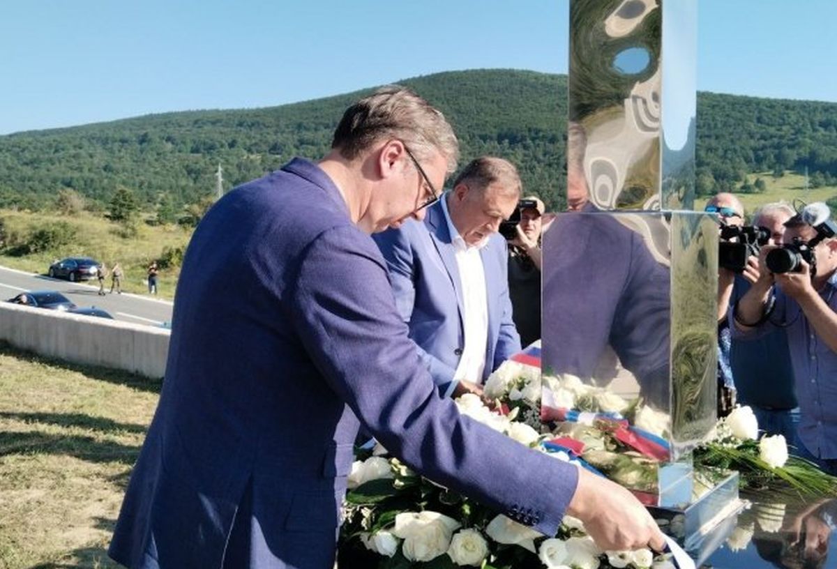 Dodik i Vučić odali poštu ubijenima na Petrovačkoj cesti: Bombardovanje kolone podmukli zločin