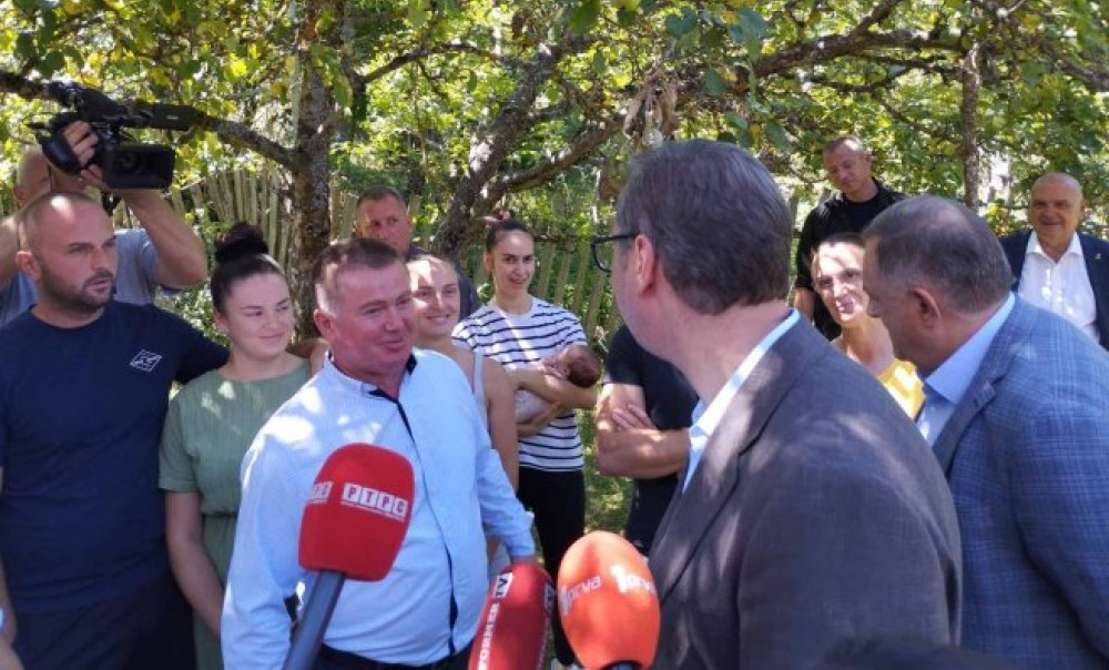 Dodik i Vučić posjetili porodicu ilić u selu kod Šipova: Obećano rješenje problema puta FOTO