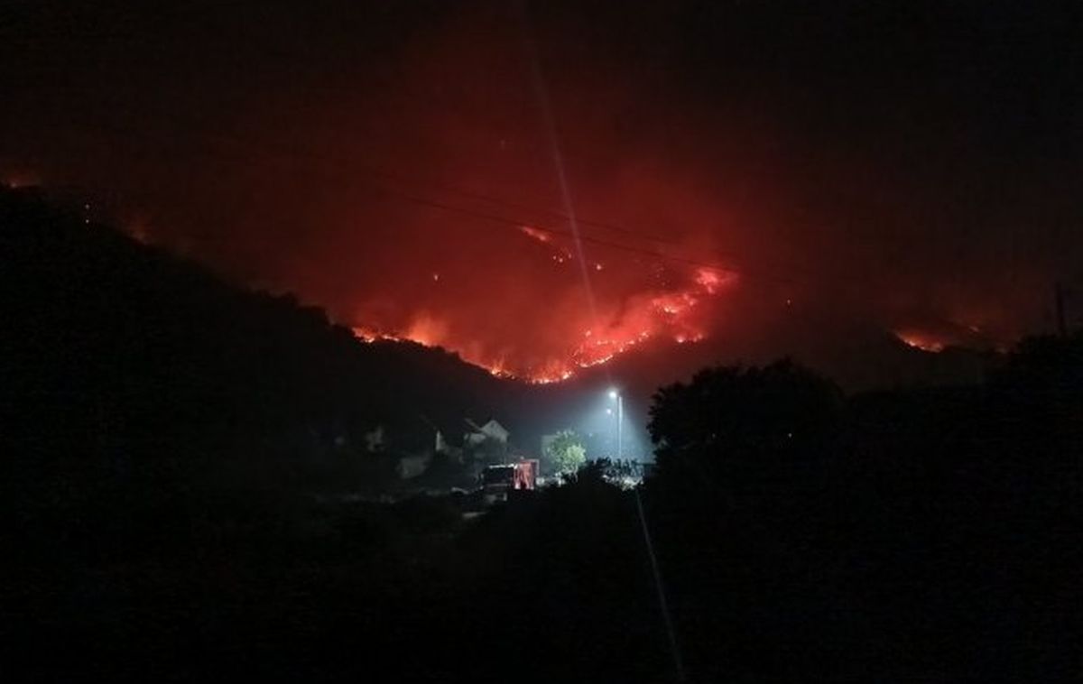 Požar stigao do samog Bobovišta: Vatrogasci čuvaju kuće od vatrene stihije