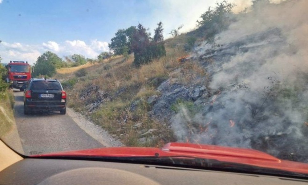 Vatrogasci na terenu: Stanje na područjima zahvaćenim požarima kod Gacka stabilno