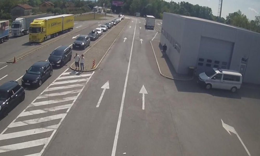 Zadržavanja duža od 30 minuta: Pojačan saobraćaj na prelazima Donja Gradina, Zupci i Deleuša