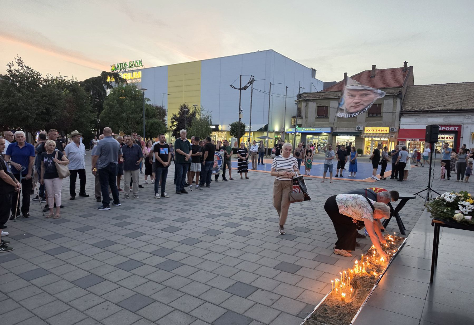 Veliki broj građana Bijeljine zapalio svijeće za pokoj duše generala Ratka Mladića