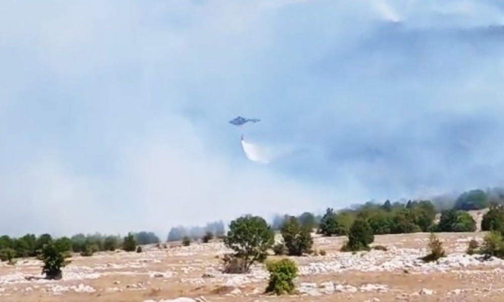 Helikopter uprave za vazduhoplovstvo gasi požar u Nevesinju: Vanredno na terenu VIDEO