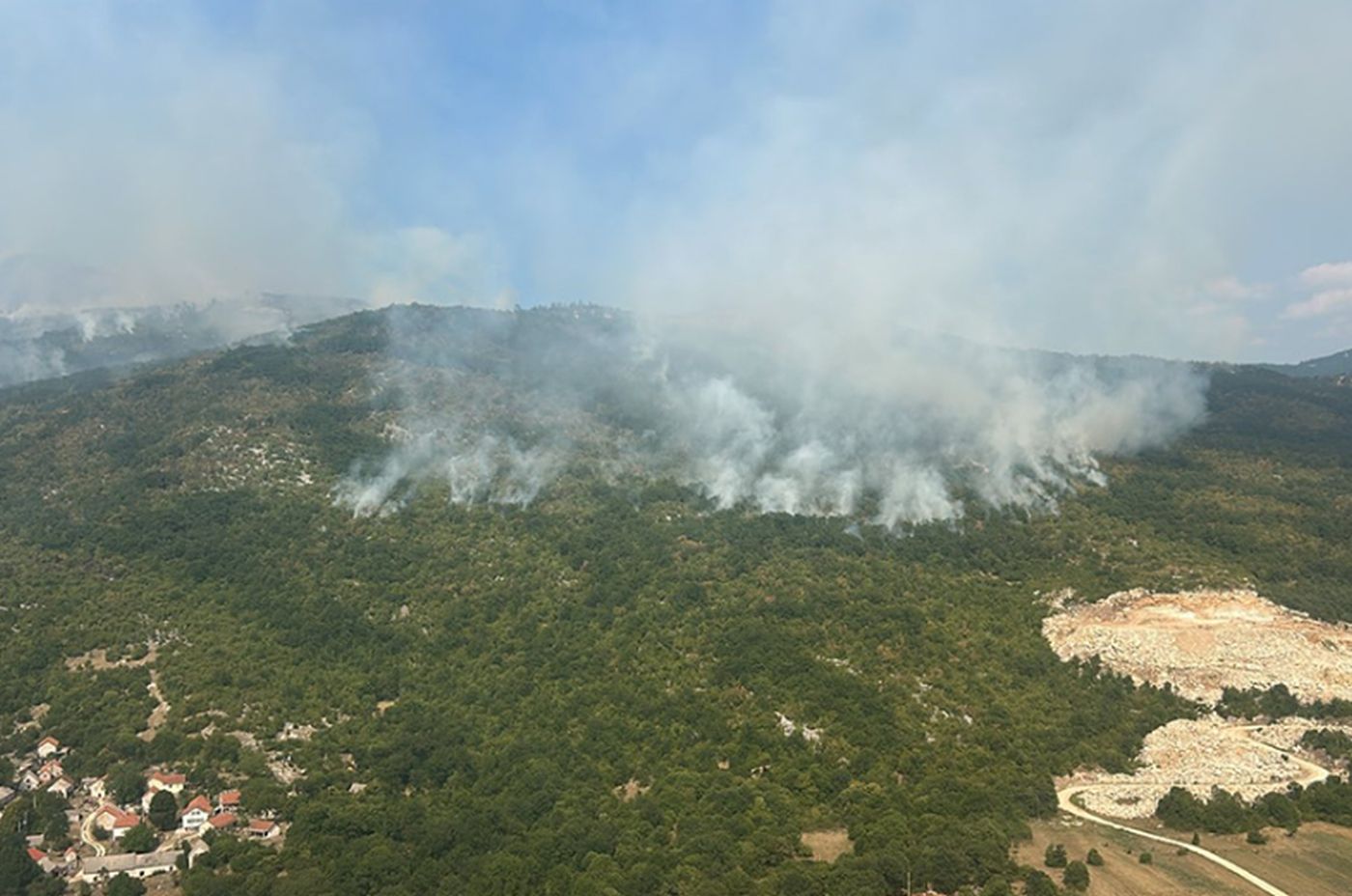 Vjetar otežava gašenje požara kod Nevesinja, helikopter MUP-a Srpske izbacio 50 tona vode