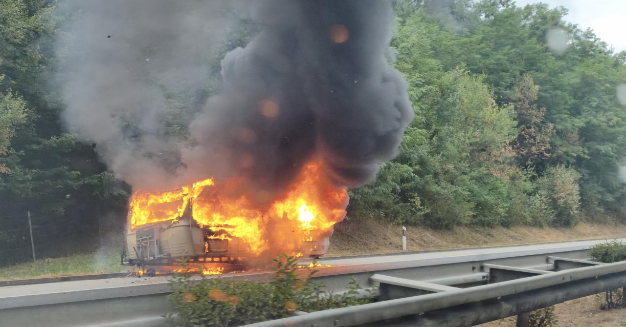 Kilometarske kolone: Gori kamp-kućica na auto-putu u Hrvatskoj VIDEO