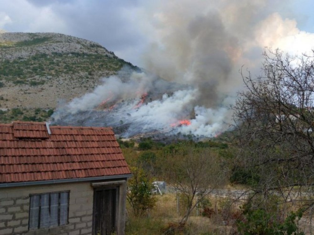 Novi požar kod Trebinja: Gori nisko rastinje VIDEO