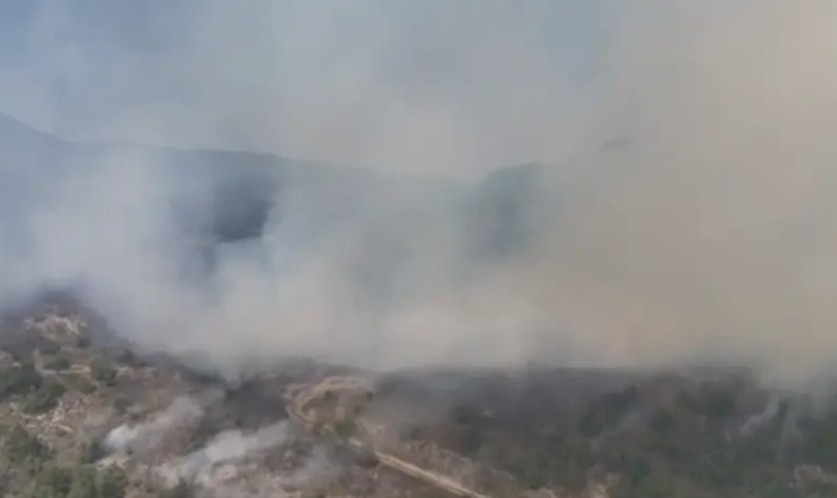 Gusti dim prekrio brda u ovom dijelu BiH! Vatrogasci vode tešku bitku sa vatrom