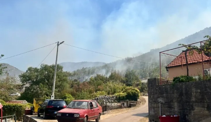 Požar u Kremenom Dolu pred kućama: Vatru gase i mještani VIDEO
