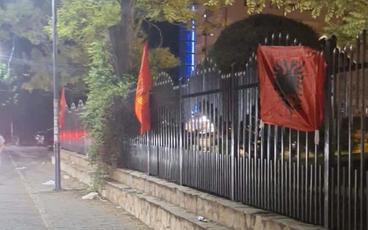 Provokacija u Lipljanu: Na crkvenom posjedu okačene zastave UČK i Albanije