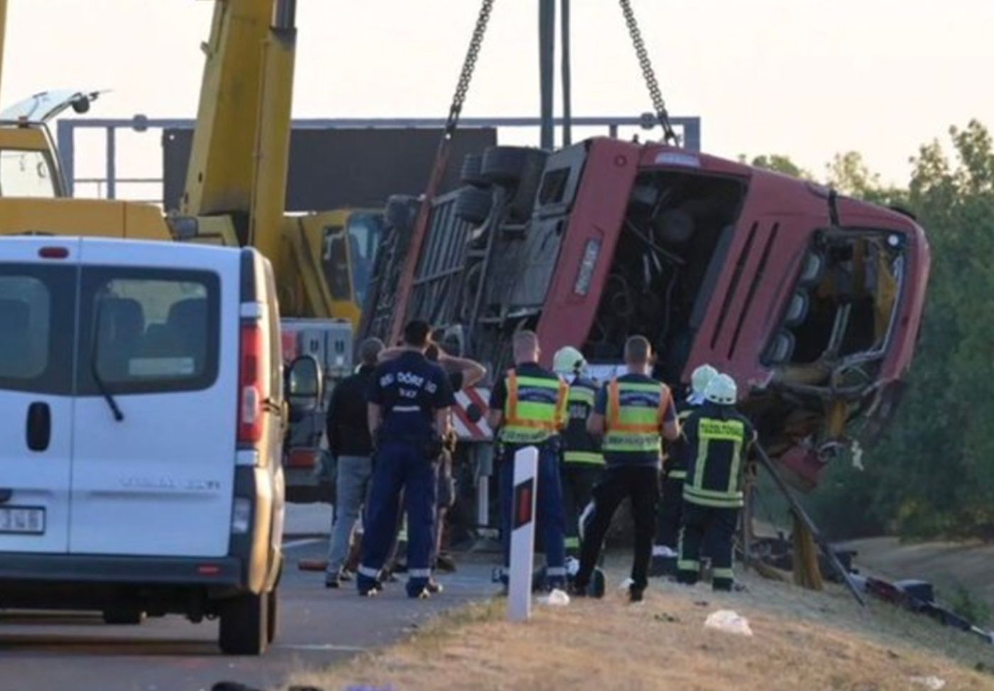 Stravična nesreća u Mađarskoj: Autobus pun putnika sletio s puta, 12 ljudi izgubilo život, više povrijeđenih