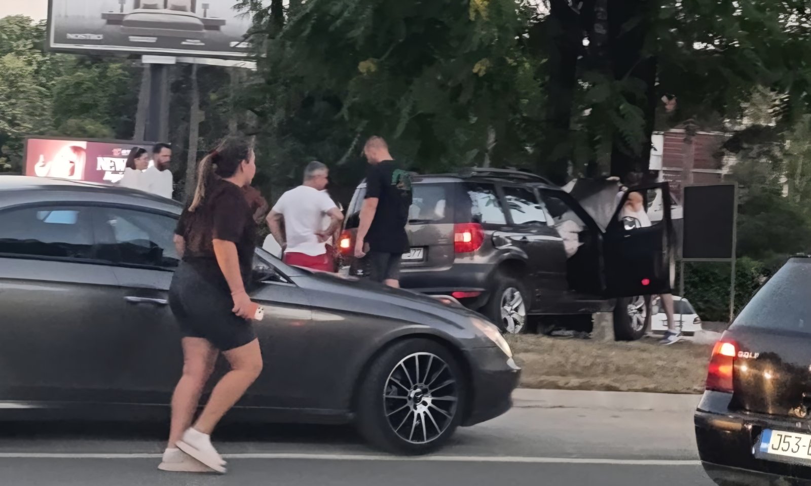 Intervenisla Hitna pomoć! Automobil se zabio u drvo kod Merkatora u Banjaluci FOTO