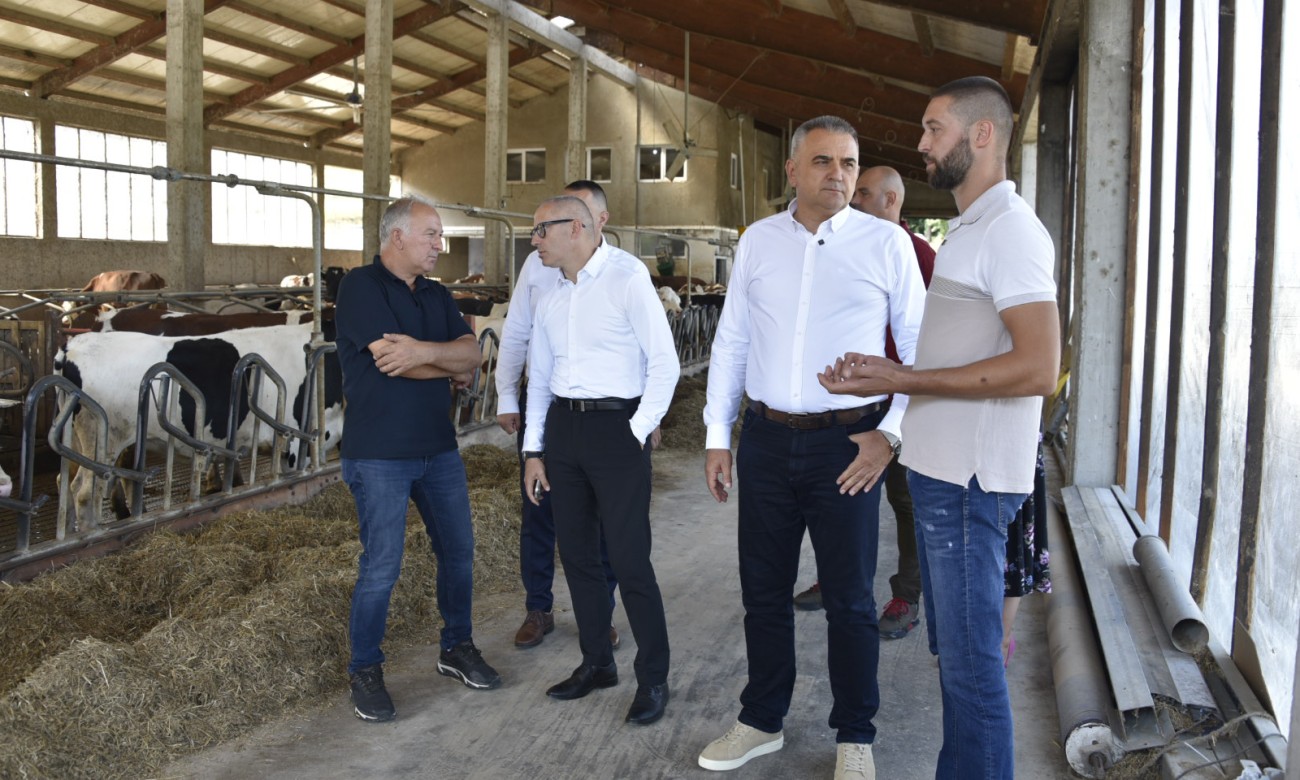 Minić u posjeti poljoprivrednom gazdinstvu Dejana Simića u Prnjavoru: Dokaz da selo ima budućnost FOTO