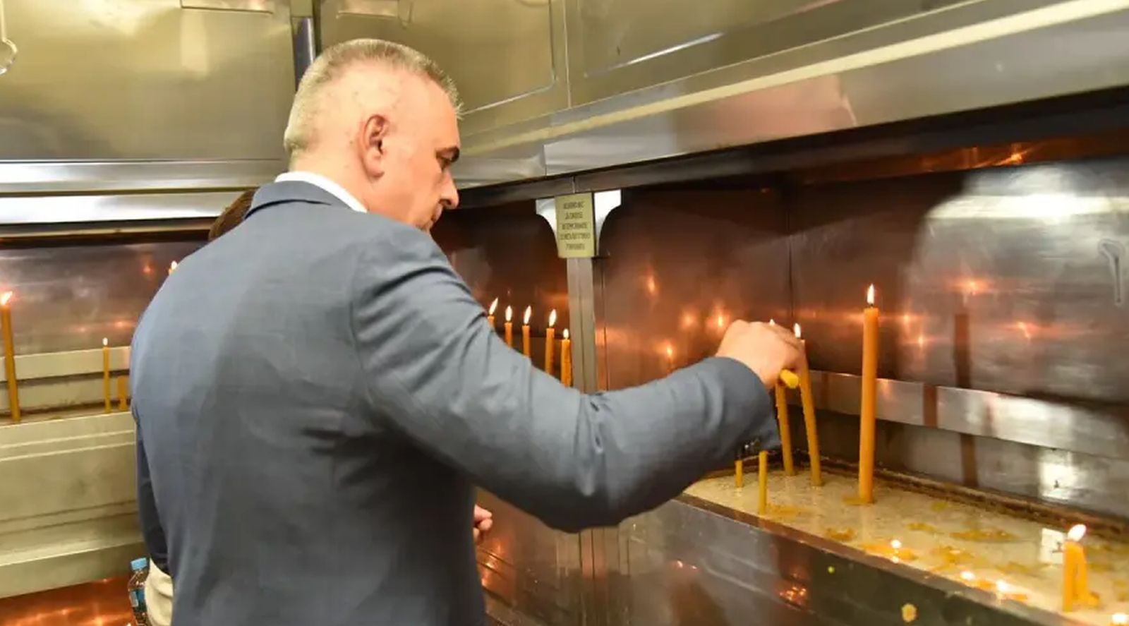 Minić zapalio svijeću i uputio saučešće: Potvrdio da je razgovarao sa porodicom Ratka Mladića
