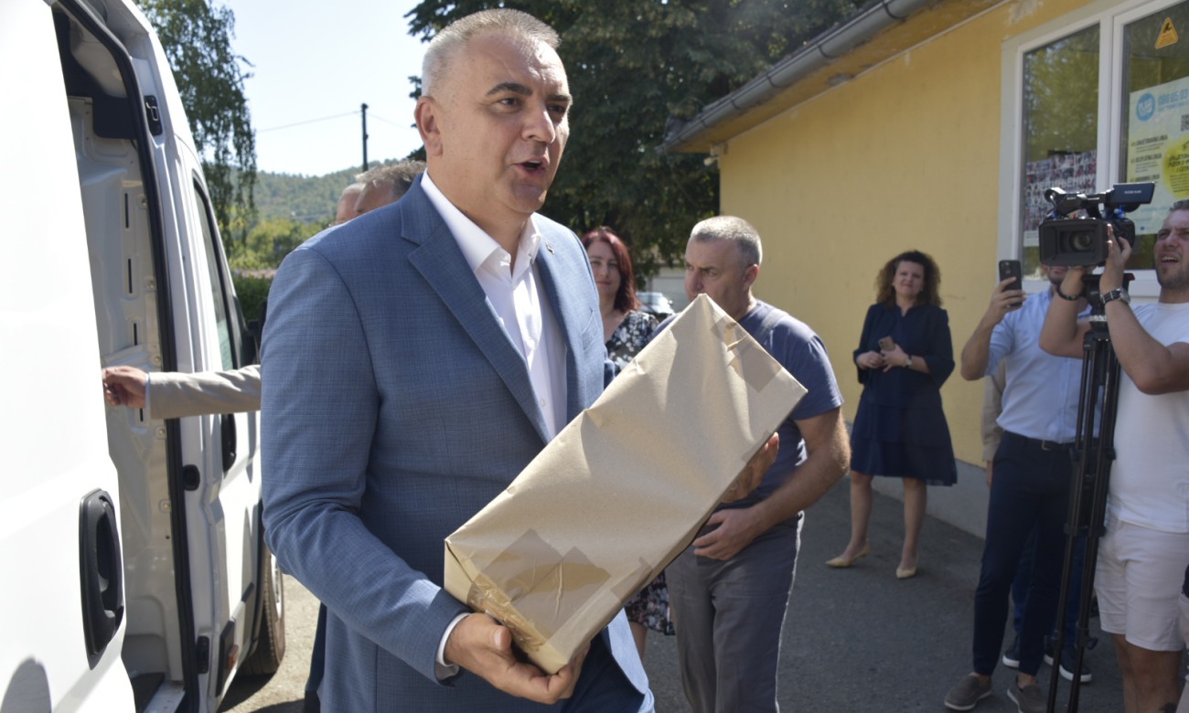 Minić podijelio besplatne udžbenike: Stigle knjige u banjalučku školu FOTO