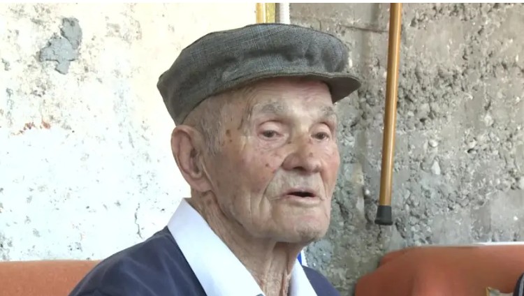 Bez tableta i uz čašicu loze: Neđo Janjić proslavio 100. rođendan