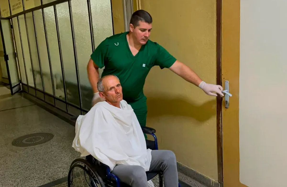 Kosovska policija upala u kuću Srbina, tukla ga, vezala za drvo i tražila da prizna ratni zločin UZNEMIRUJUĆE FOTOGRAFIJE