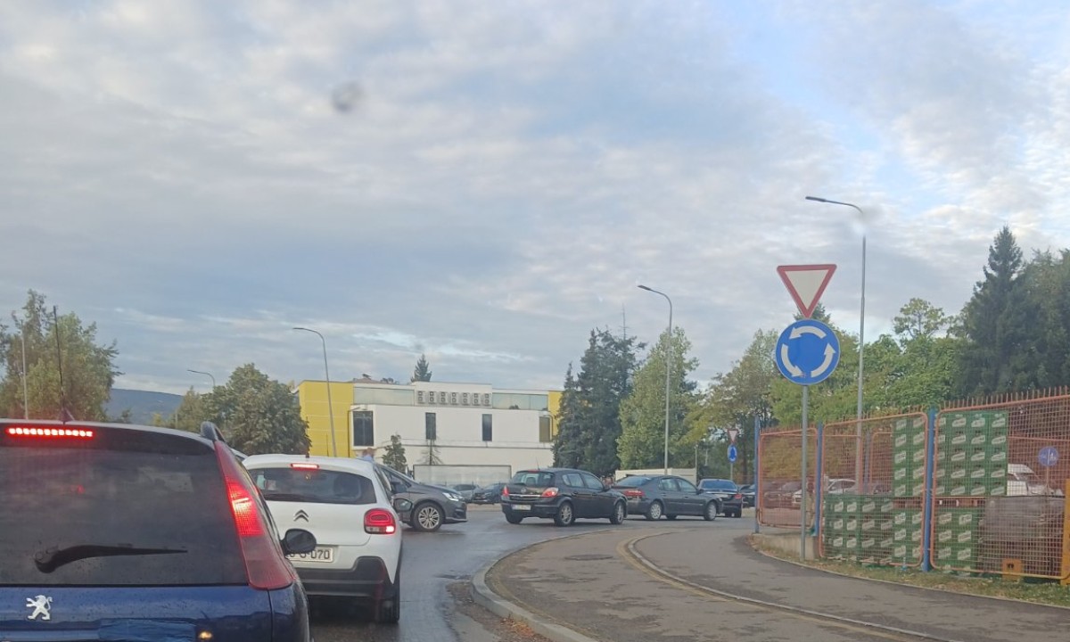 Udes u kružnom toku: Gužve u ovom dijelu Banjaluke – policija radi uviđaj, vozači “trube”