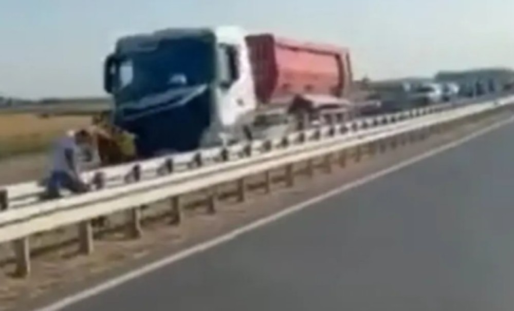 Stravična nesreća! Kamion usmrtio dvojicu radnika na brzoj cesti – vozač uhapšen VIDEO