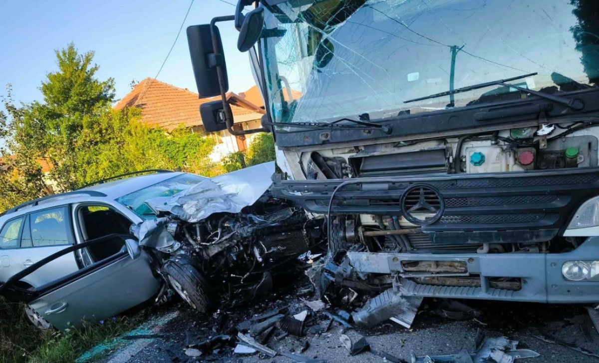 Teška nesreća u BiH: Sudar automobila i kamiona, tri osobe povrijeđene