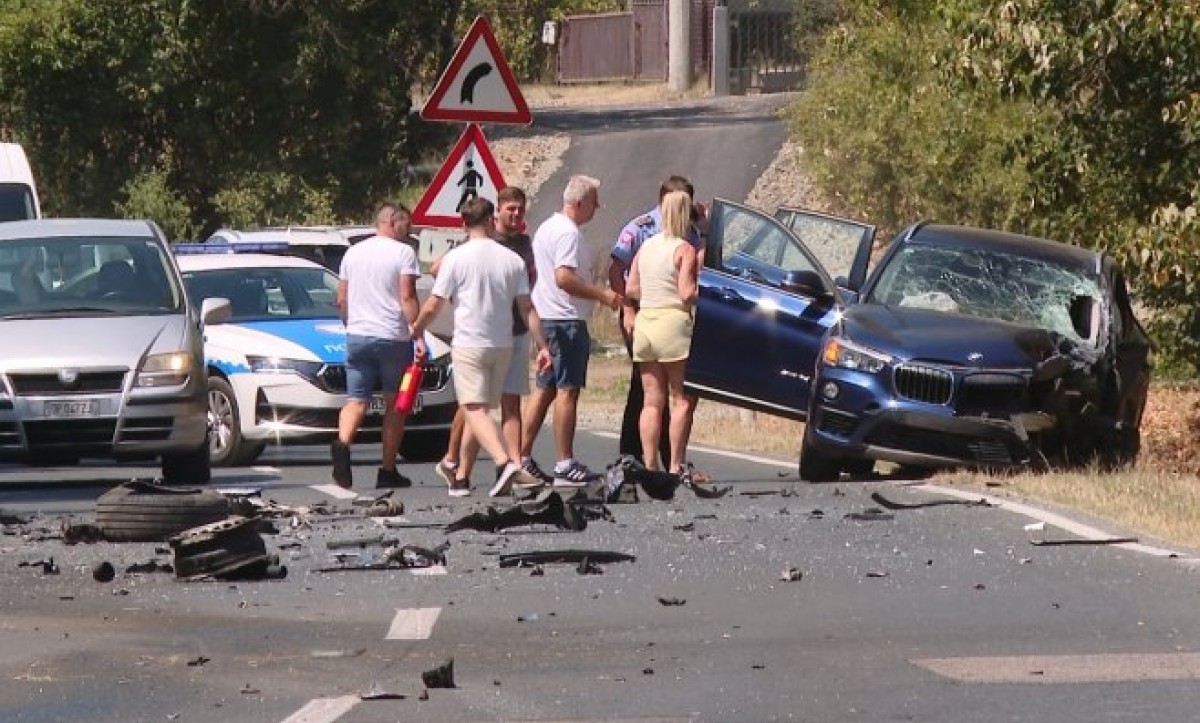 Dijelovi auta rasuti po putu! Strahovit sudar u Banjaluci, saobrućaj obustavljen