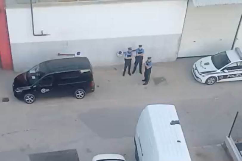 Drama u Sarajevu: Muškarac prijeti skokom sa ruševne zgrade