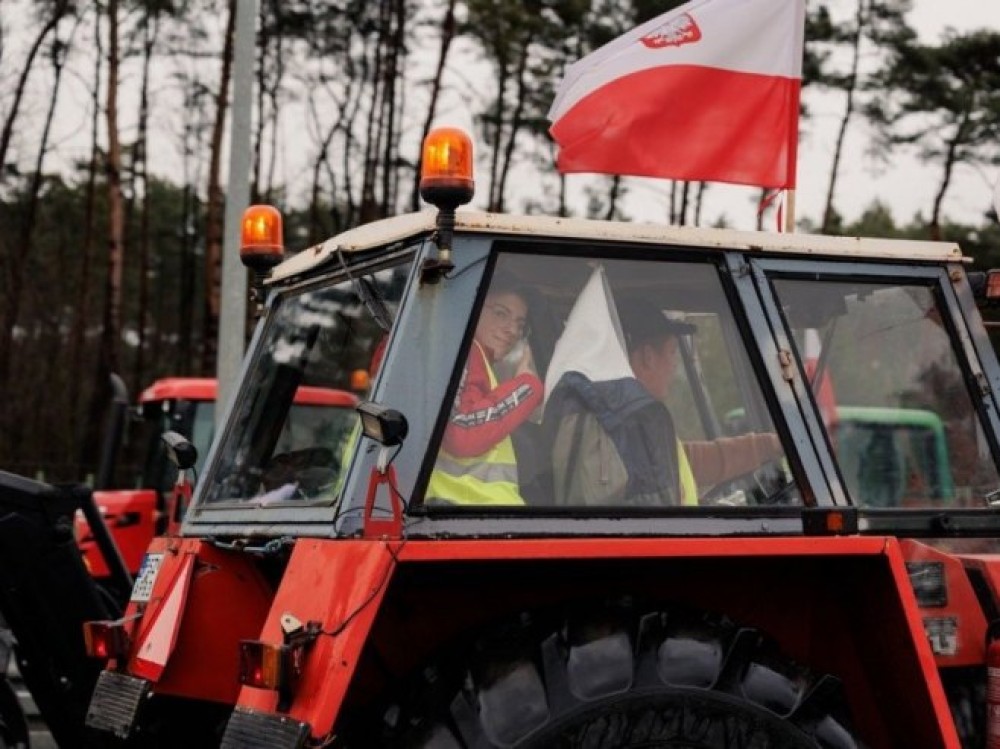 Lisice na ruke: Uhapšen poljoprivrednik koji je orao asfalt
