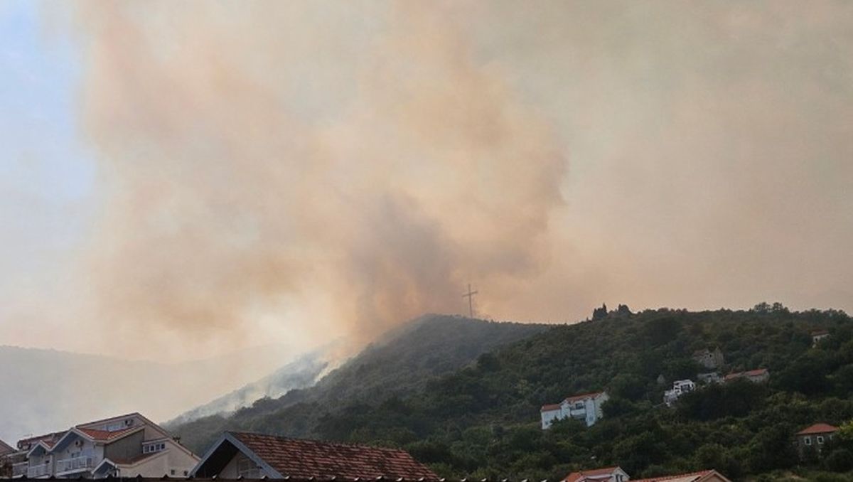 Bolja situacija na požarištima kod Herceg Novog: Vatrogasci odbranili kuće