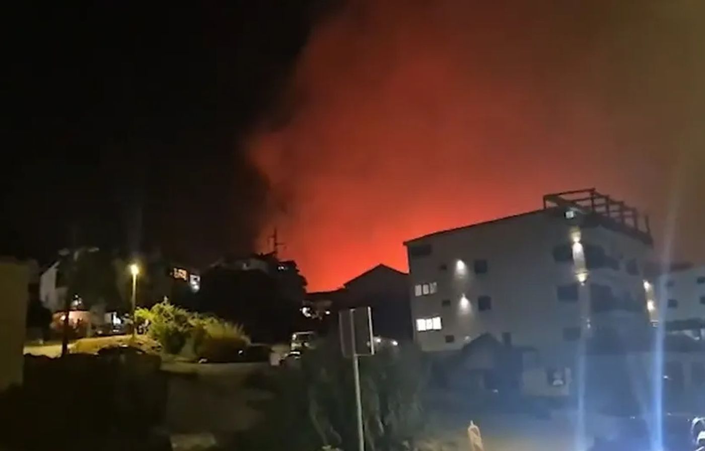 Haos u Baošićima, požar nadomak kuća, mještani napuštaju domove FOTO/VIDEO