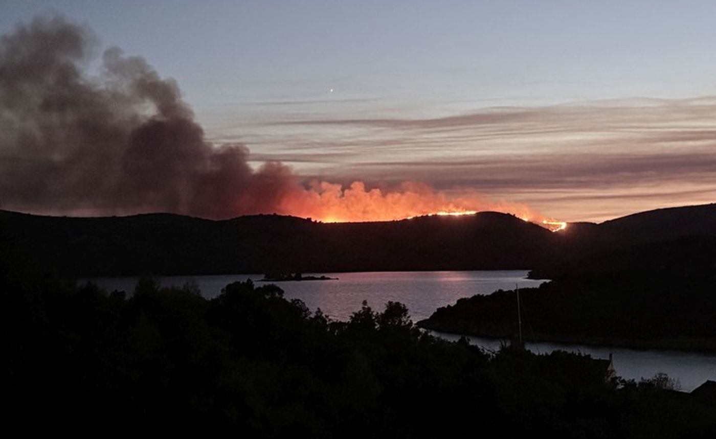Požar buknuo na Dugom otoku: Stiže trajekt sa 15 vozila i 50 vatrogasaca VIDEO
