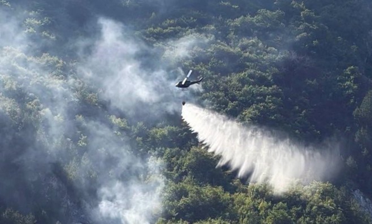 Vatra opasno prijeti: Na gašenju požara kod Konjica angažovan i drugi helikopter OS BiH