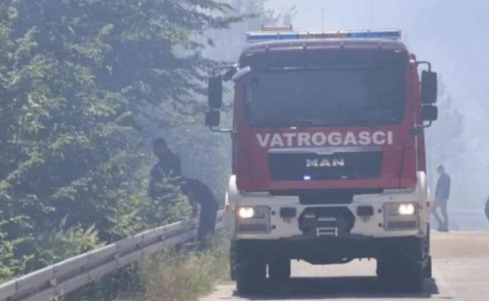 Požar obustavio saobraćaj u ovom dijelu BiH: Vatra i dim prišli blizu puta