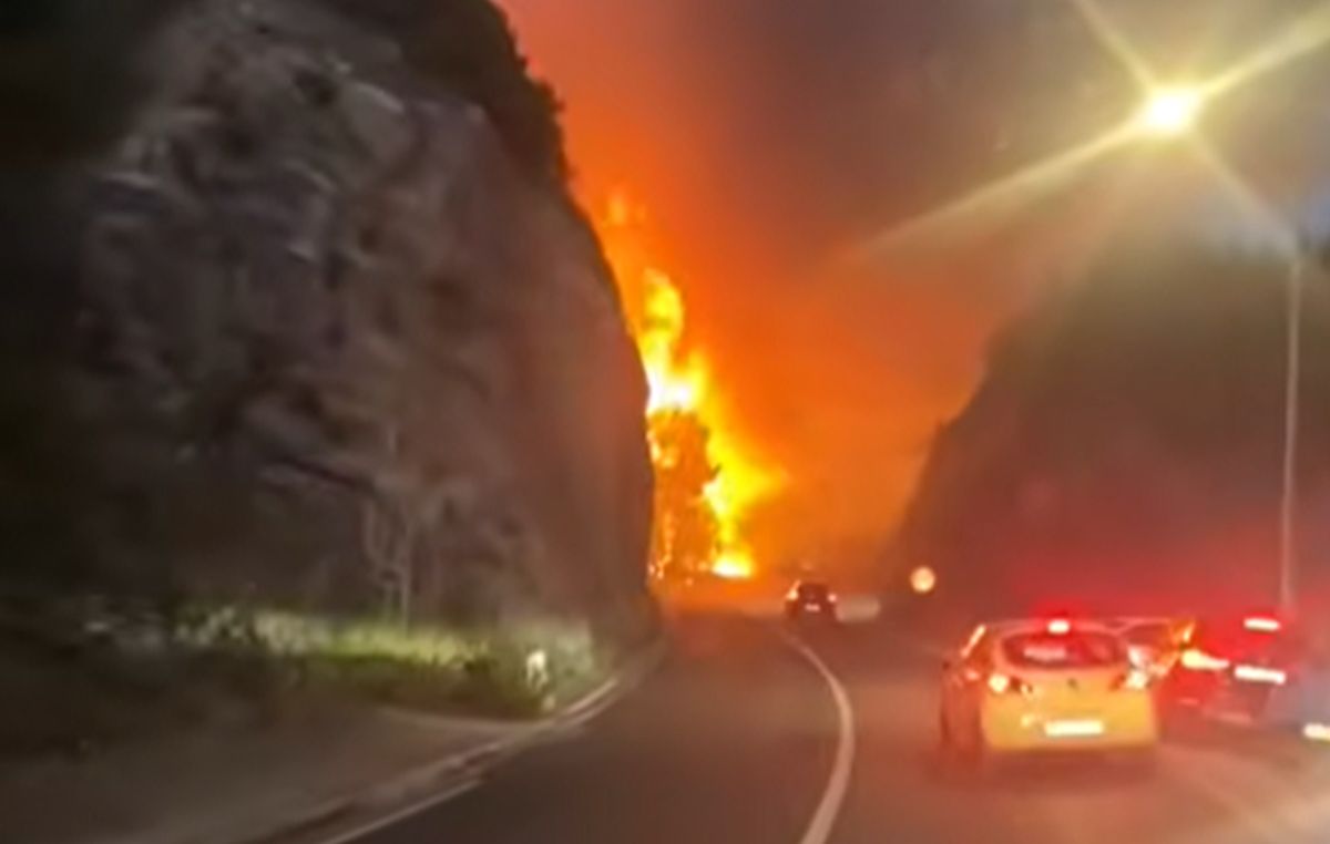Veliki požar kod Omiša: Saobraćaj obustavljen, određena lokacija za evakuaciju stanovništa VIDEO