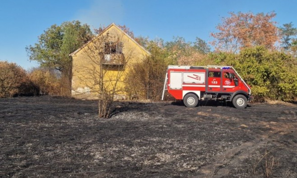 Lokalizovan požar u Aleksandrovcu kod Laktaša: Vatrogasci ostaju dežurati na lokaciji