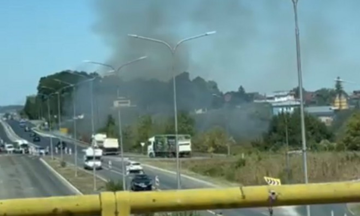 Požar kod Prijedorske petlje u Banjaluci, stigli vatrogasci: Trenutno nije poznato šta gori VIDEO